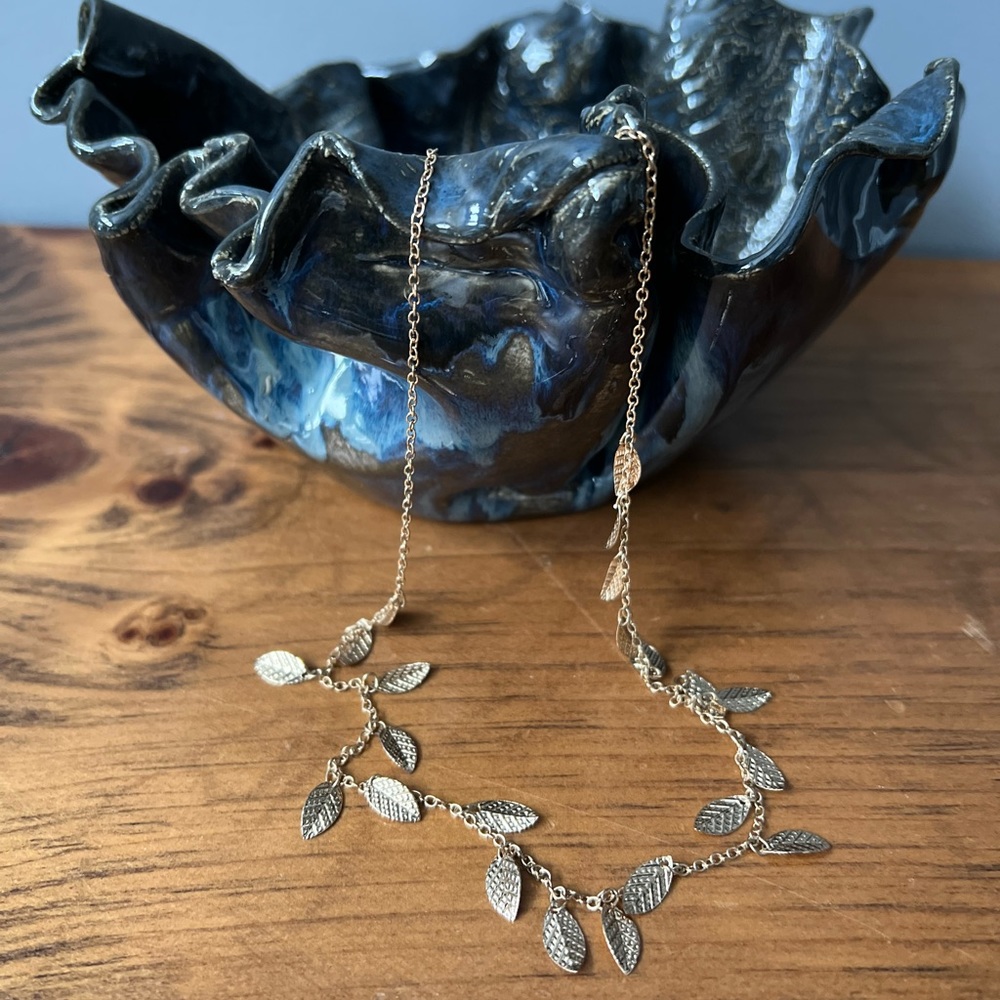 𝔾𝕆𝕃𝔻 𝕋𝕆ℕ𝔼 Garland Leaf Necklace